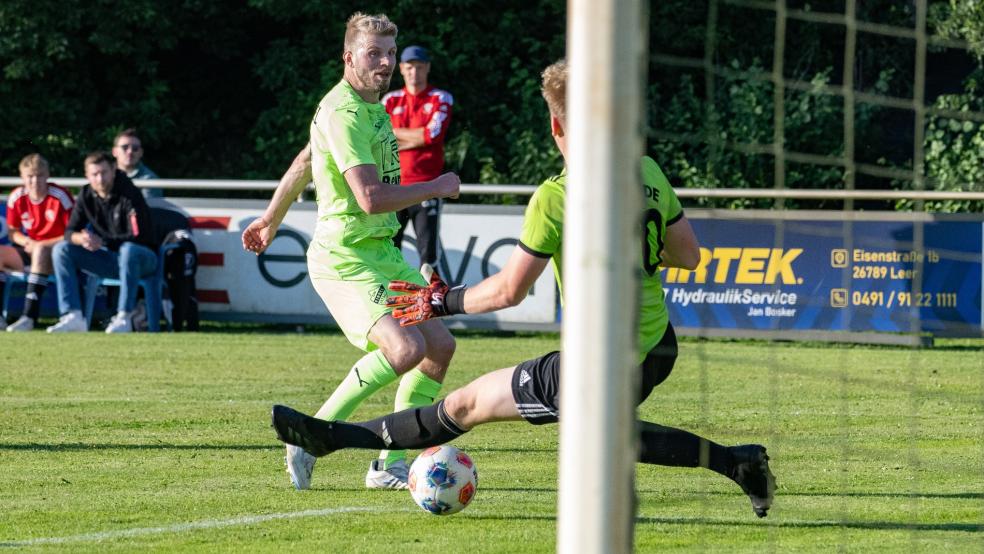 Ein Weeneraner trifft zum 1:0 für Firrel gegen Bunde: Steffen Busemann schiebt hier den Ball unter Bundes Joost Oltrop hindurch ins Netz. © Bruins