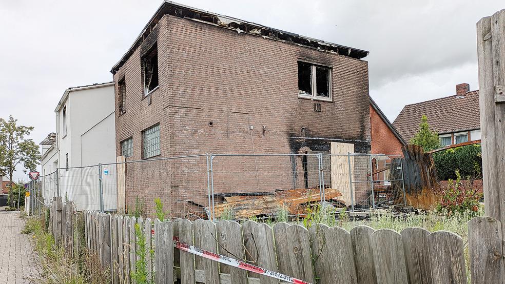 Bei einem Großbrand in diesem Gebäude an der Ecke zur Fabrikstiege in Bunde kam ein 37-jähriger Slowake ums Leben, der als Leiharbeiter auf der Meyer Werft tätig war. Ob zuvor Brandschutz-Auflagen umgesetzt wurden, ist bis heute unklar.  © Foto: Szyska