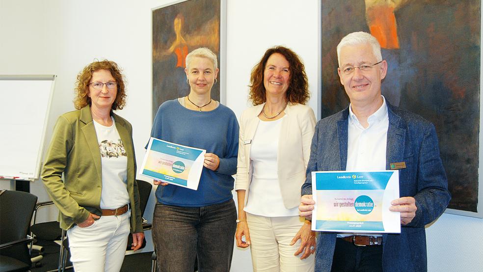 Bei Monika Fricke, Leiterin der Stabsstelle Ehrenamt (zweite von rechts) laufen alle Fäden zusammen für die Kampagne »Demokratie leben«. Neben ihr Landrat Mattias Groote. Links im Bild Monika Roeden, Vorsitzende des KreisLandFrauenverbandes Leer, daneben Marion Weber, Fachbereichsleiterin der Volkshochschule in Leer.  © Foto: Hoegen