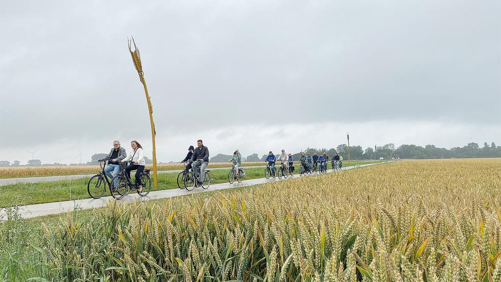 Mit einer Radtour, angeführt von »wethouder« Jurrie Nieboer (vorne links), und am Ende »koffie en appelgebak« eröffnete die Gemeinde Oldambt den neuen, sieben Kilometer langen Radweg zwischen Bad Nieuweschans und Beerta.  © Foto: Kuper