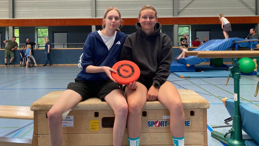 Neele-Sophie Hinderks (links) und Feemke Kruse aus Bunde waren ein Jahr lang tätig in Bunde im Rahmen des Bundesfreiwilligendienstes und organisierten für den TV Bunde das Sportpicknick. © Kuper