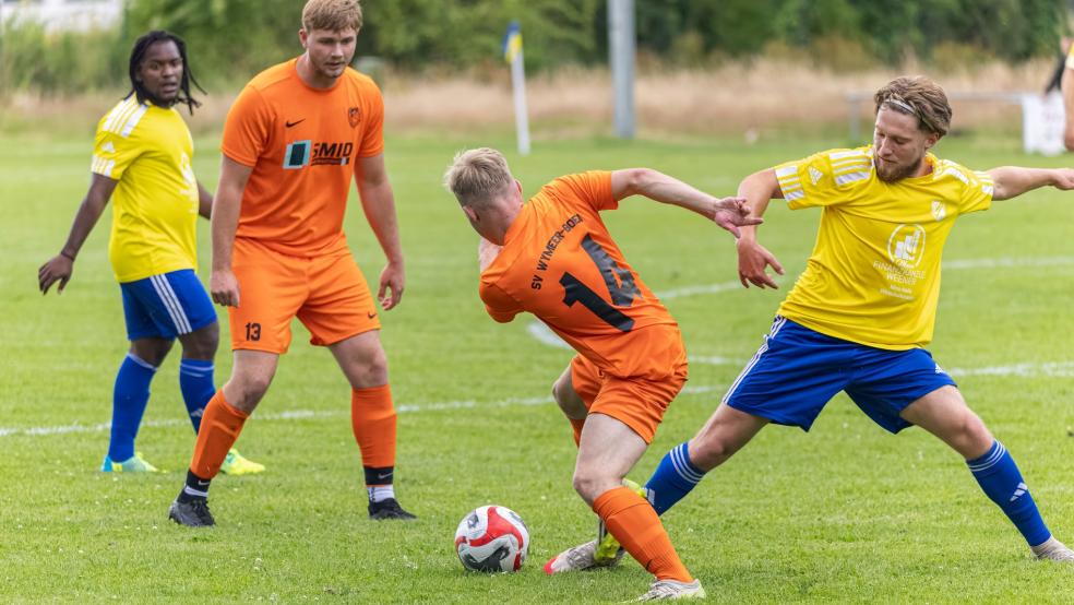 Wymeer-Boen um Rückkehrer Dani van Hemmen (Nummer 14) und Elias Smid (Nummer 13) hatten die erste Partie gegen Weener II (rechts Simon Meyer) im Griff. © Jungeblut