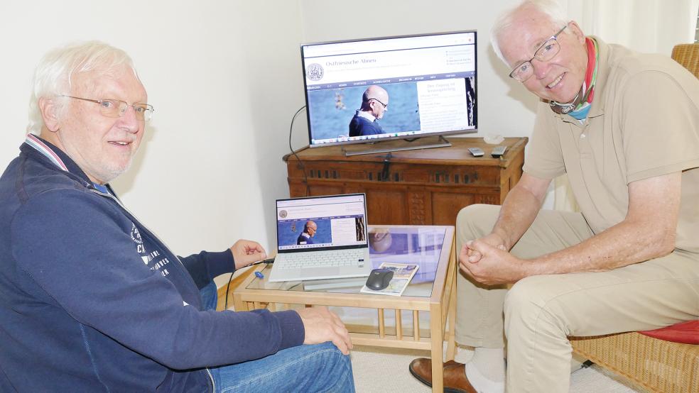 Der Vorsitzende der Upstalsboom-Gesellschaft Helmut Fischer (rechts) mit Jochen Wortelker, der die Daten für die neue Internetseite aufgearbeitet und zusammengestellt hat.  © Foto: Jürgens