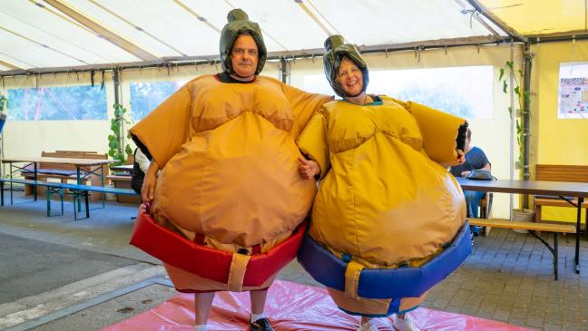 Sumo-Ringer duellieren sich am Hafen