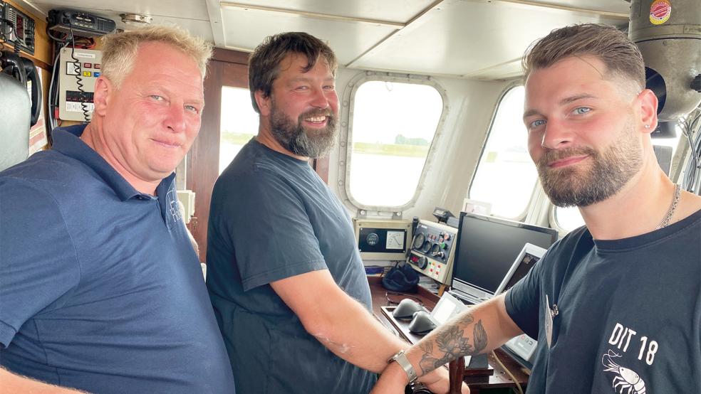 Kapitän und Eigner Andreas Gurski (Mitte) wird auf seiner »Jan Bruhns« unterstützt von Holger Woortmann (links) und Decksmann Tim Middelborg.  © Foto: Kuper