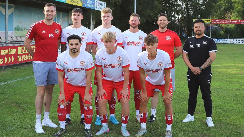 Die Sportlichen Leiter des SV Großefehn, Hauke Specht (links) sowie Andre Frerichs (hintere Reihe, zweiter von rechts), sowie Trainer Bi Le Tran präsentierten sechs Zugänge für die kommende Bezirksliga-Saison. Dazu gehören Leon Zimmermann (hinten von links), Malte Braun, Jürgen Zimmermann sowie Amar Karan (vorne von links), Tino Bohlen und Levin Fahnster. © Gronewold/ON