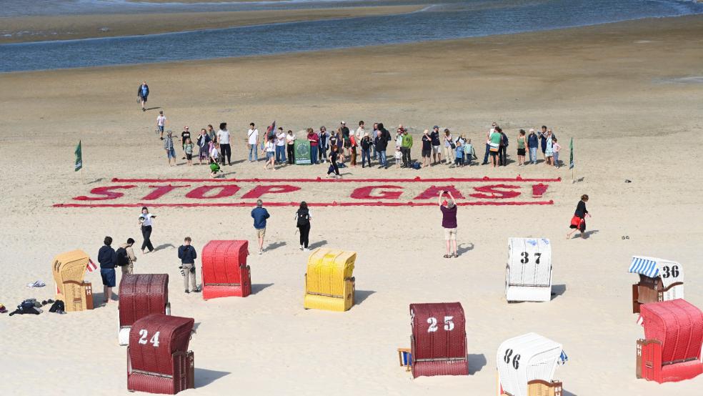 Aktivisten von »Fridays for Future« demonstrierten am Dienstag auf Borkum gegen die Gasbohrungen. © Foto: Penning (dpa)