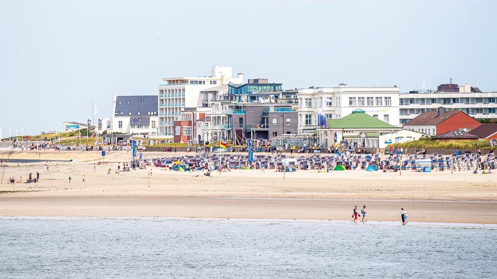 Am Strand der ostfriesischen Inseln Norderney tummeln sich die Urlauber. Der Stadt Norderney geht es in einem Rechtsstreit mit dem Land Niedersachsen darum, dass die Einwohnerzahl der Insel aus ihrer Sicht zu niedrig angesetzt ist.  © Foto: dpa
