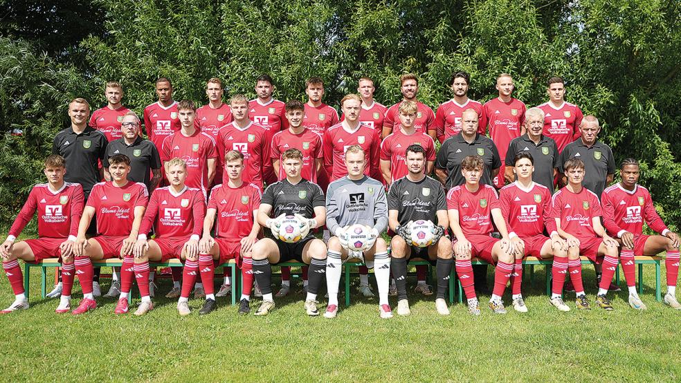 Imposantes Bild: Fußball-Bezirksligist TuS Pewsum verfügt über einen großen Spielerkader sowie Trainer- und Betreuerstab.  © Foto: Mennenga