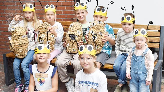 Kinder basteln im Altenzentrum
