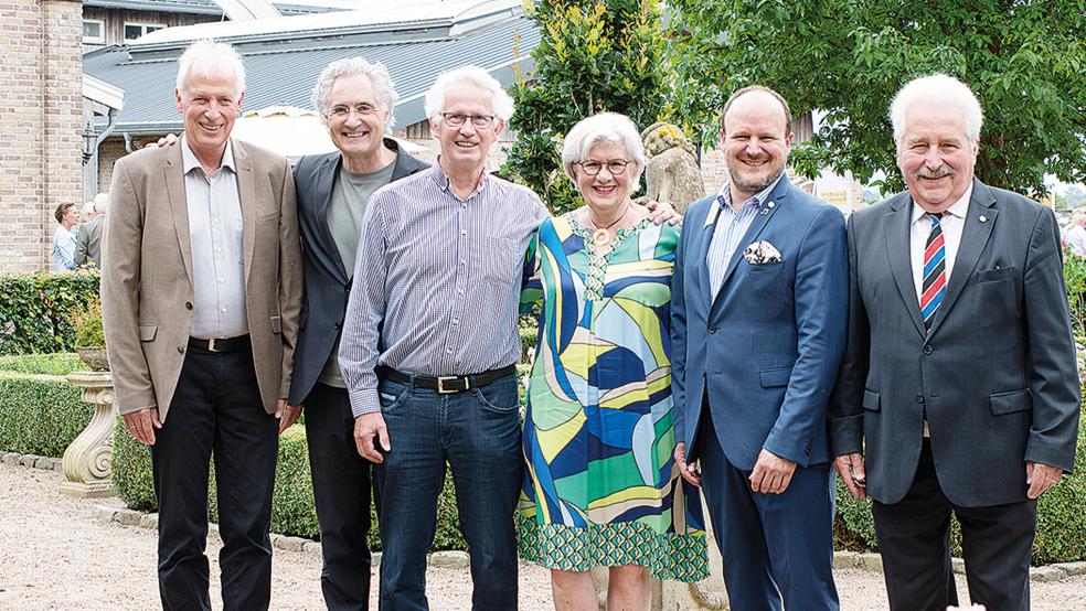 Thomas Weiss, Vorstandsvorsitzender der Ostfriesischen Landschaftlichen Brandkasse (von links), Matthias Kirschnereit, künstlerischer Leiter der Gezeitenkonzerte, Dr. Jan Amelsbarg, Wirtschaftsbeauftragter der Gezeitenkonzerte, Heide Fritzsche, 1. Vorsitzende des Freundeskreises der Gezeitenkonzerte, Raoul-Philip Schmidt, organisatorischer Festivalleiter, sowie Landschaftspräsident Rico Mecklenburg freuten sich beim Schlusskonzert auf dem Polderhof über eine erfolgreiche Festivalsaison.  © Foto: Landschaft