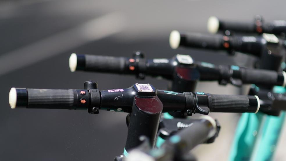 Eine 24-Jährige versuchte laut Polizei, einen E-Scooter zu stehlen, was ihr allerdings nicht gelang. Allerdings war sie stark betrunken mit einem anderen E-Scooter unterwegs. © Pixabay