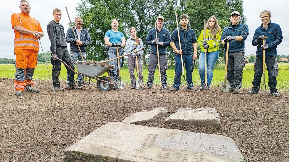 Mit Spaten, Forken und Harken auf dem älteren der beiden jüdischen Friedhöfe im Holthuser Ortsteil Smarlingen (von links): Michael Czerniakowski vom Bauhof der Stadt Weener mit Olaf Harms, Lehrgeselle Johannes Meyer, Anke Bojunga, Kerstin Bojunga, Jelto Wirringa, Julian Mühlena, Verena Harms, Feiko Hetzke und Tobias Buchstäber vom NLWKN packen tatkräftig an.  © Foto: Szyska