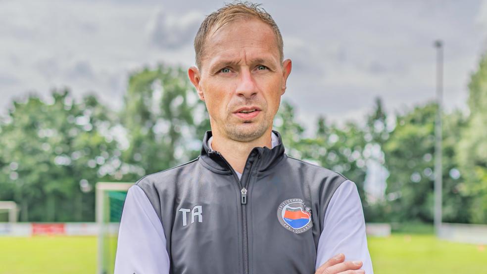 Trainer Johann Lübbers feiert am Freitagabend sein Pflichtspieldebüt für die SG Ems-Dollart. © Jungeblut