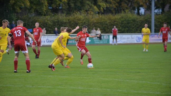 Hochklassiger Fußball, viel Musik und Wolken-Kunst