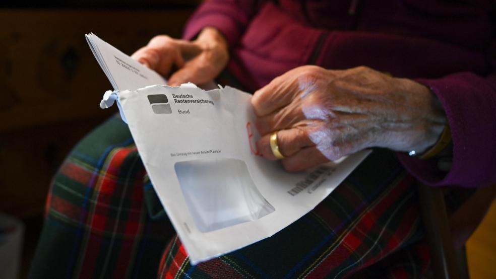 2023 erhielten Renterinnen im Kreis Leer durchschnittlich 682 Euro pro Monat - 27 Prozent weniger als der damalige Bundesdurchschnitt von 936 Euro. © Foto: Kästle (dpa)