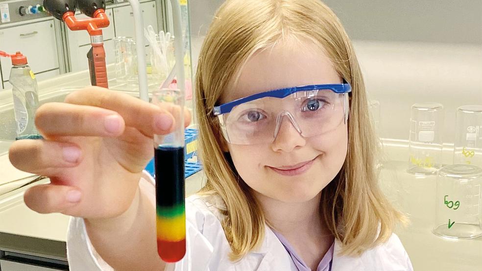 Diese junge Besucherin freute sich über die bunten Farben als Ergebnis ihres Experiments im Hochschullabor.  © Foto: Hochschule