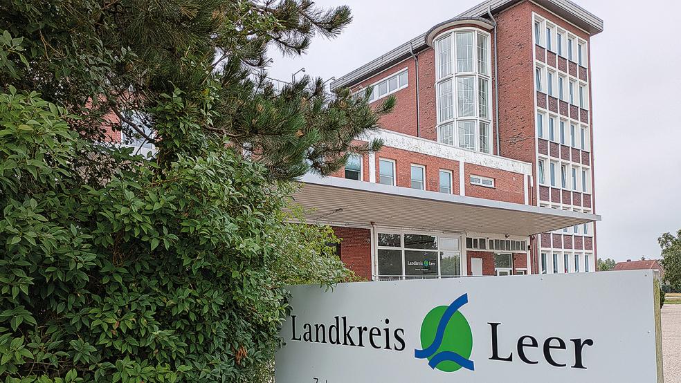Im ehemaligen »Teehaus« an der Deichstraße in Leer haben seit Ende Februar die Zulassungs- und die Bußgeldstelle des Straßenverkehrsamtes ihren Sitz. Bis auch die Führerscheinstelle und der Bereich Verkehrssicherheit dorthin umziehen, wird es noch etwas dauern.  © Foto: Szyska