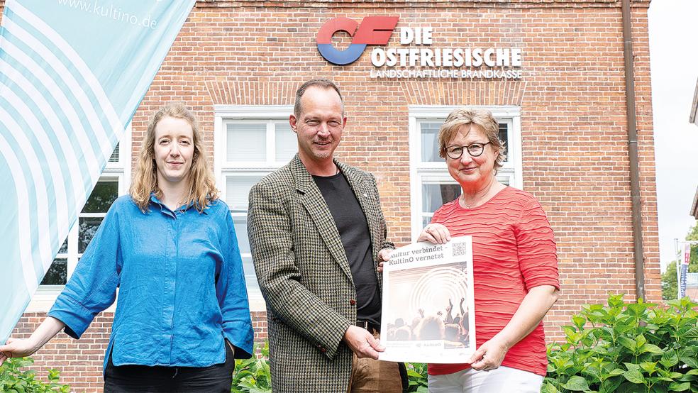 Maike Nordholt (von links) und Dr- Welf-Gerrit Otto von der Ostfriesischen Landschaft, sowie Signe Foetzki von der Ostfriesischen Landschaftlichen Brandkasse setzen sich gemeinsam für das Kulturportal KultinO ein.  © Foto: Ostfriesische Landschaft