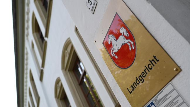 Letzter Kneipengast zückt ein Messer