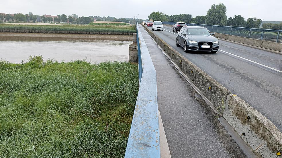 Auf der Ledabrücke gilt seit März 2024 eine Begrenzung auf ein zulässiges Gesamtgewicht von 7,5 Tonnen. Die Regelung soll dafür sorgen, dass die Brücke trotz ihres Zustandes bis zur Fertigstellung des geplanten Neubaus befahrbar bleibt.  © Foto: Szyska