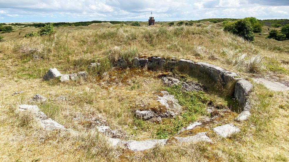 Überreste der ehemaligen Dünen-Batterie auf Borkum. Im Hintergrund ist die Ostbake zu sehen. Ganz in der Nähe fanden die Raketenstarts statt.  © Fotos: Hanken