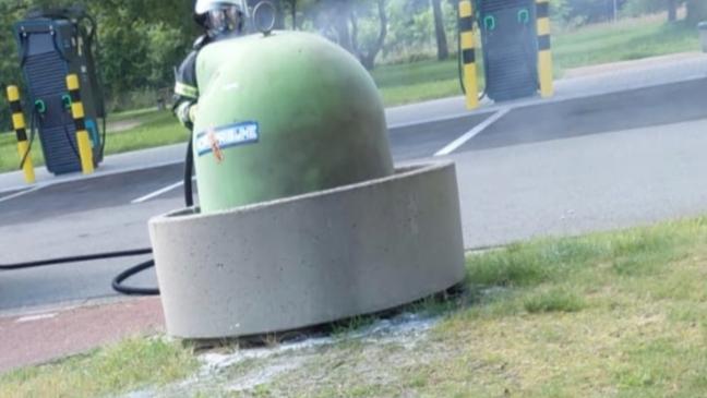 Feuerwehr löscht brennenden Mülleimer