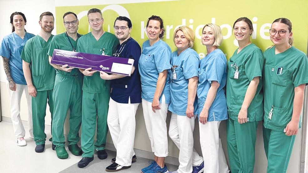 Das kardiologische Team vom Herzkatheterlabor rund um Chefarzt PD Dr. med. Rudin Pistulli (Dritter von links) und Oberarzt Dr. Maximilian Wende (Vierter von links) freut sich über den Fortschritt in der Notfallversorgung.  © Foto: Marien Hospital