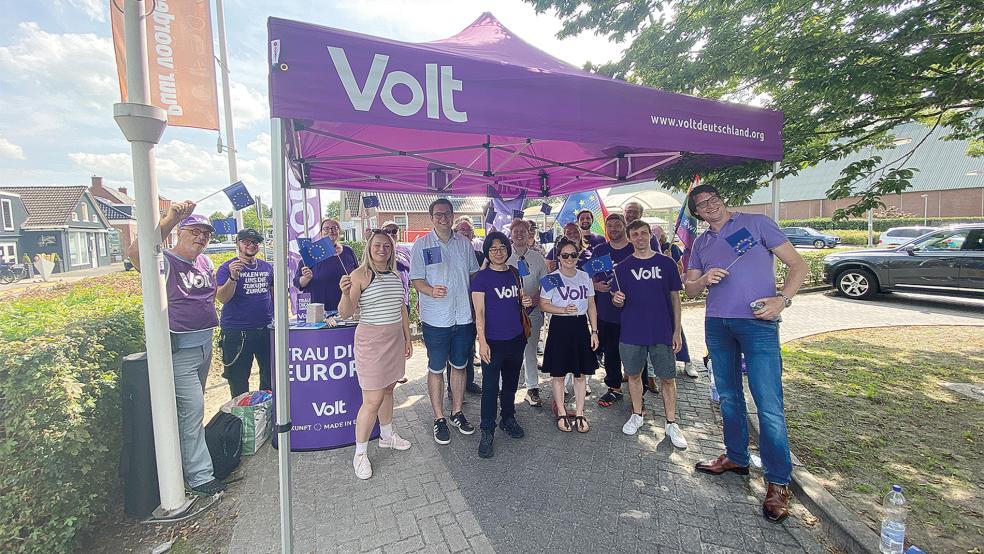 Bei dem Supermarkt »Poeisz« forderte die Europa-Partei »Volt« das Ende der Grenzkontrollen. Aus Groningen war Robin Twickler als Spitzenkandidatin für die Kommunalwahlen und Jan Langbehn vom Bundesvorstand (vorne von links) dabei.  © Fotos: Kuper 