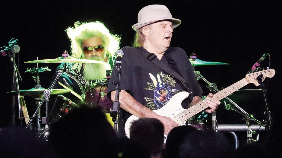Mit 74 Jahren noch voller Energie: Walter Trout bei seinem Auftritt im Zollhaus in Leer.  © Foto: Ammermann