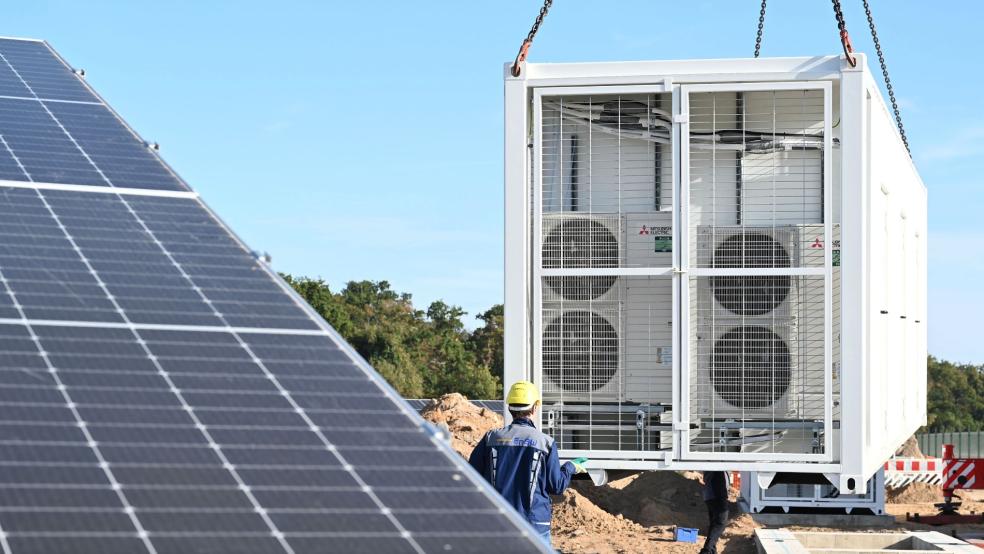An einem Solarpark des Energieversorgers EnBW werden zwei Batteriespeicher angeliefert (Symbolfoto). © Foto: Deck (dpa)