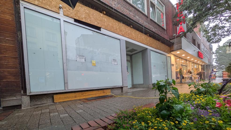 Dem Vernehmen nach soll die cBox in diesem leerstehenden Laden in der Mühlenstraße 81 eröffnet werden, in dem zuvor ein Schuhgeschäft der ehemaligen Kette "k+k" (jetzt Reno) beheimatet war. Daneben ist die niederländische Warenhauskette Hema ansässig. © Foto: Szyska