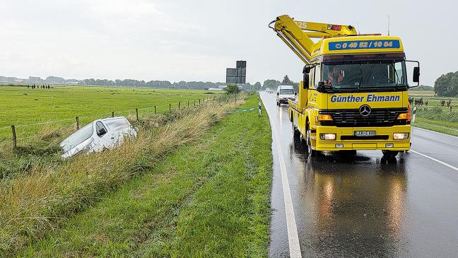 Bulli landet im Graben neben der B 436