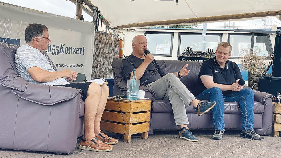 Hilmar Bockhacker (links) führte mit den Vorstandsmitgliedern der Grünen im Rheiderland, Marcel Remmers (rechts) und Klaus Kogelmann das »Sonntagsgespräch«.  © Foto: Kuper