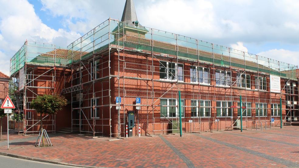 Das Rathaus in Bunde wurde jetzt komplett eingerüstet. Zunächst wird ein besserer Sonnenschutz montiert, danach folgen weitere Arbeiten. © Foto: Berents