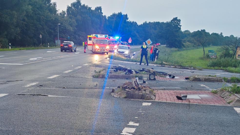 Vier Verletzte gab es am Dienstag Abend bei einem Unfall in Breinermoor. An der Unfallstelle bot sich ein Bild der Verwüstung. © Feuerwehr/Markus Bruns