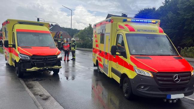 Auto stößt mit Rettungswagen zusammen