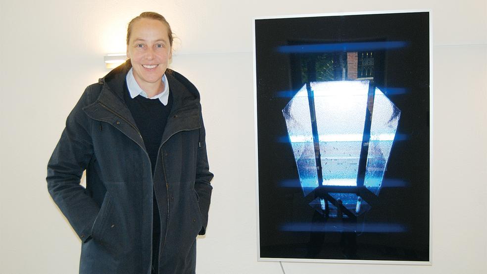 Kunst im Schloss: Direkt an einem Nebeneingang der Evenburg ist dieses Kunstwerk mit dem Titel »Fieses LIcht« von Mischa Kuball installiert. Silke Oldenburg hat die Ausstellung im Park für den Verein Ostfriesland Biennale mit organisiert.  © Fotos: Hoegen