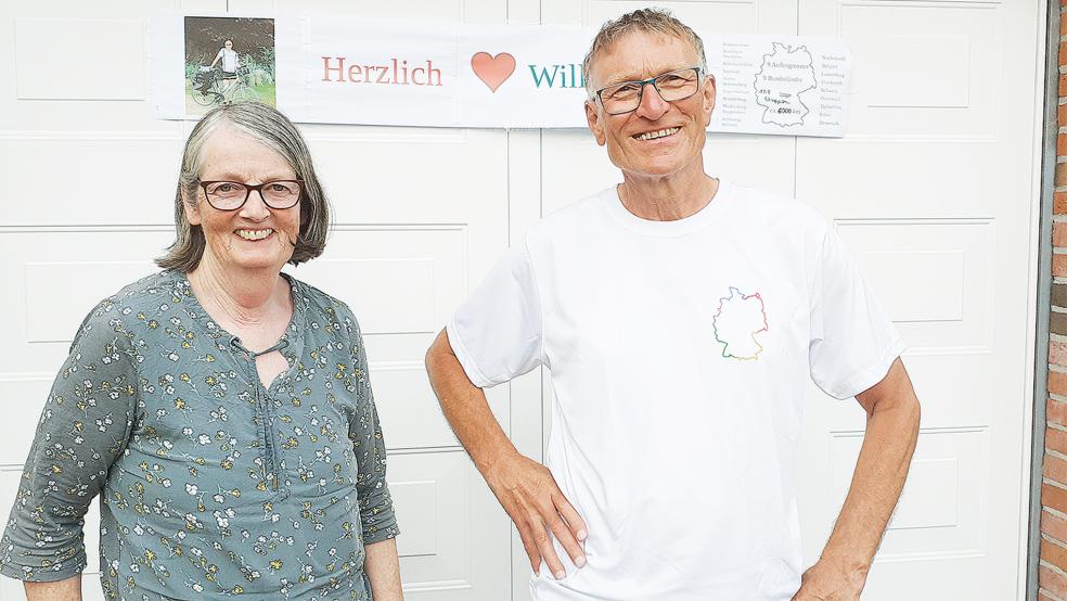 Von Geziena Scholtalbers wurde Helmut Behnke mit einem speziellen Banner begrüßt.  © Foto: Berents