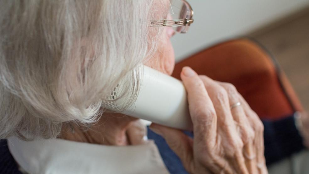 Eine 91-Jährige, hier ein Symbolfoto, wurde am Telefon von einer ihr unbekannten Frau nach Geld gefragt. Einige Tage vorher wollten zwei Männer, die sich als Polizisten ausgaben, Zutritt zu ihrer Wohnung. © Pixabay