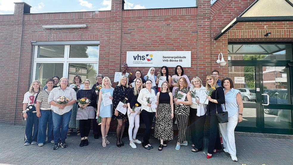 Mit den Absolventinnen des Lehrgangs freuen sich (von links) Sabine Kasimir (VHS-Leitung), Stefanie Cartellieri (Jobcenter Leer), Gertrud Auge (Dozentin der Weiterbildung), Catherine Lippert (Projektleitung Deutschunterricht), Ina Schullerer (Diplom-Sozialwirtin und staatlich anerkannte Erzieherin), Ursula Behrends (Fachbereichsleiterin Integration und Teilhabe der VHS) sowie (untere Reihe in der Mitte) Anne Thiel (VHS-Fachbereichsleiterin für berufliche Maßnahmen) sowie (rechts) Maarten Hündling und Sybille Teich vom Jobcenter Leer.  © Foto: VHS