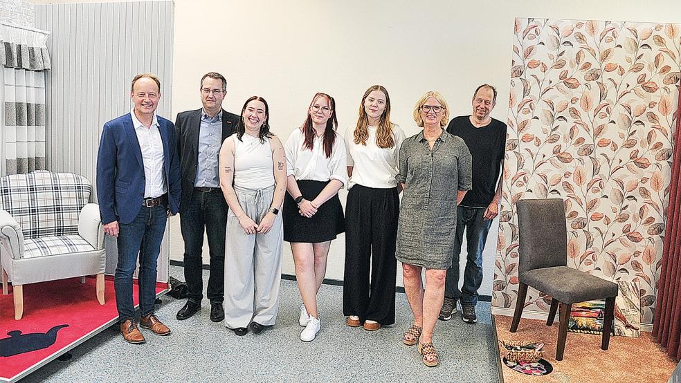 Die drei Raumausstatterinnen Lena Brockelmann (Dritte von links) sowie (daneben von links)Elisa Gontjes und Friederike Jürgens wurden nun freigesprochen.  © Foto: Wolters