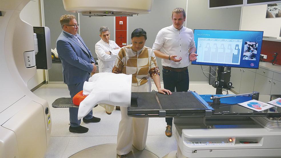Beim Schwimmen kam ihm die Idee: Christopher Stegmann erläutert der Staatssekretärin und Bundestagsabgeordneten Gitta Connemann (CDU) aus Hesel die Vorteile der Bauchlage bei der Strahlentherapie.  © Foto: Jürgens