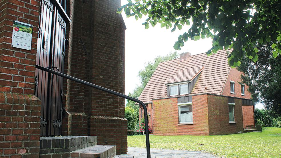 Das Pfarrhaus in Ditzumerverlaat beherbergt neben der Kirche seit längerer Zeit keine Pastorenfamilie mehr. Ab dem kommenden Jahr soll das Haus vermietet werden.  © Fotos: Berents