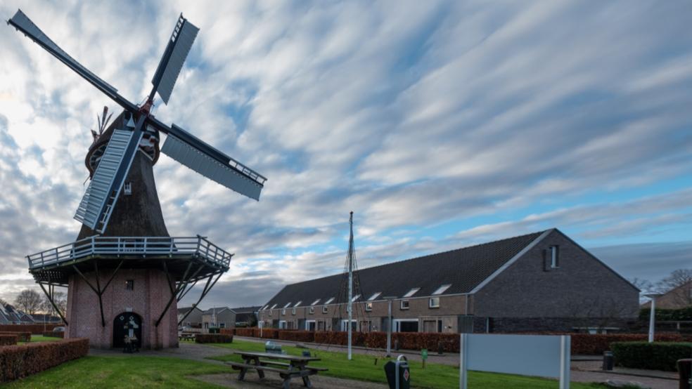 An der Straße »Burgemeester Weimalaan« im Zentrum der niederländischen Ortschaft Nijeveen, nördlich von Meppel in der Provinz Drenthe, zieht Weeners letzte Windmühle seit 1977 die Blicke auf sich. © Foto: Gemeinde Meppel