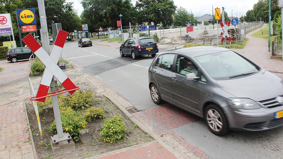 Der Bahnübergang in der stark befahrenen Neuschanzer Straße in Bunde soll ab dem 12. August voll gesperrt werden.  © Foto: Berents