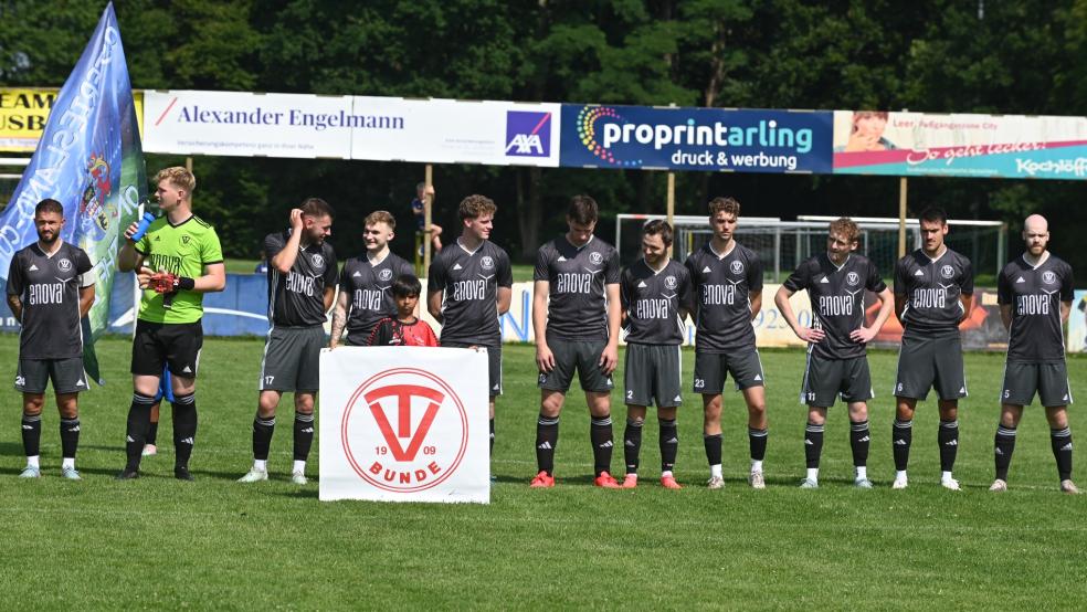 Bis zu fünf Spieler auf diesem Foto vom vergangenen Sonntag werden am Sonntag nicht erneut für Bunde in Leer auflaufen. Markus Winkler, Steffen Buse und Jannik Smidt fehlen definitiv, bei Bosse Joost und Artjom Voronin ist es noch nicht sicher. © Born