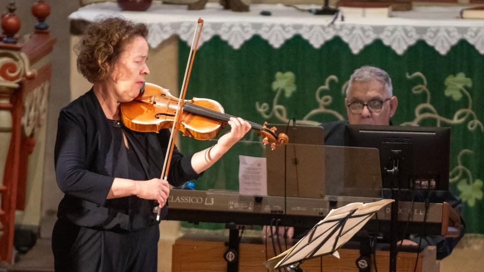 Die Geigerin Franziska König und der Organist Burghardt Zitzmann begeisterten das Publikum bei ihrem Auftritt. © Gleich