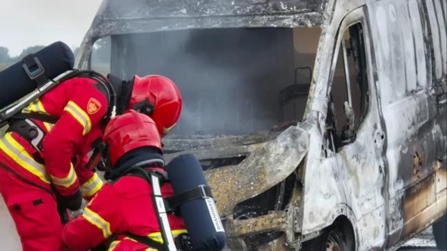 Feuerwehr rückt zu zwei Fahrzeugbränden aus