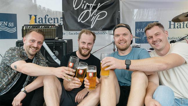 Sympathische Möhlenwarfer rocken am Hafen
